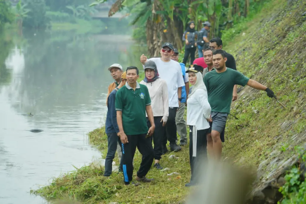 Wujudkan Indonesia Asri, Walikota Ning Ita Pimpin Kerja Bakti Bersihkan Tanggul