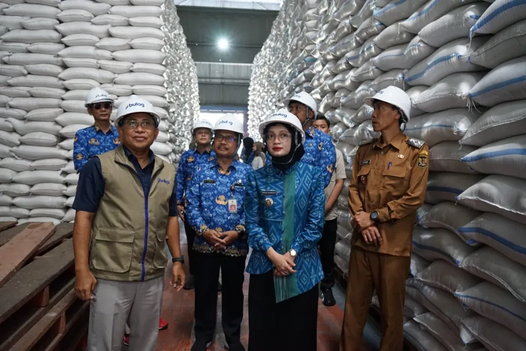 Cek Gudang Bulog hingga Pangkalan LPG, Mbak Wali Pastikan Stok Aman, Harga Stabil dan Distribusi Lancar