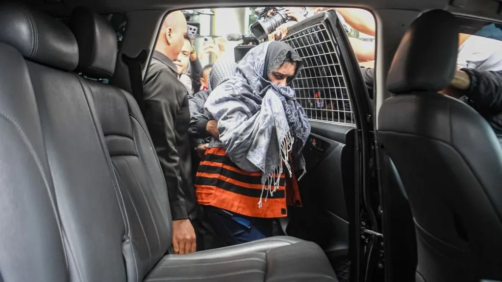 Bupati Pekalongan Ditahan, Kecantikannya Luntur