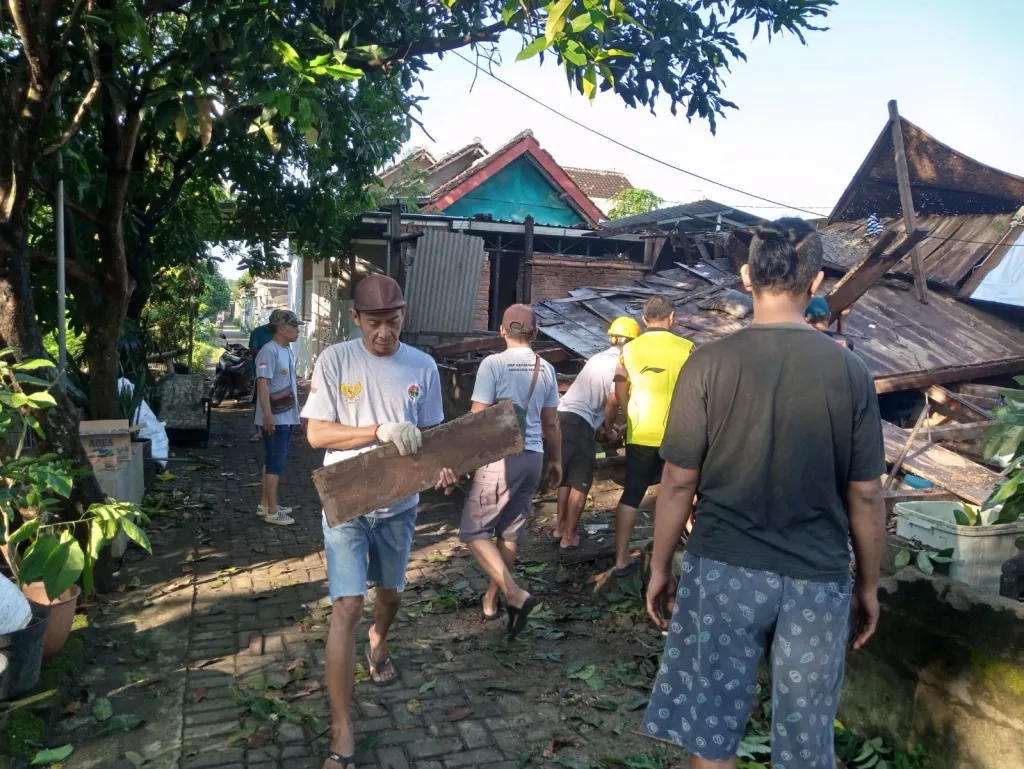 Relawan Suket Teki Bantu Bersihkan Rumah Warga Roboh Akibat Hujan Deras di Kota Kediri