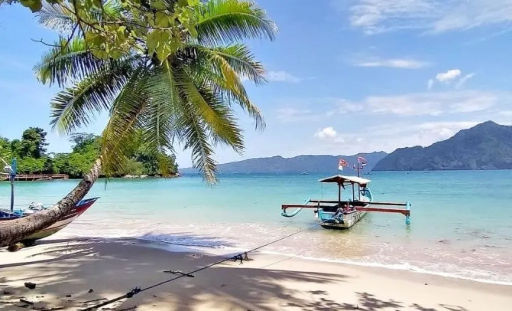 Pesona Pantai Karanggongso, Jadi Primadona Baru Kawasan Selatan Pulau Jawa