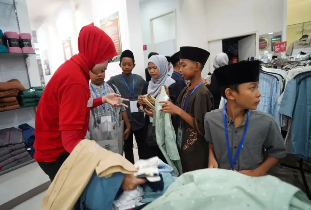 Mendekati Hari Lebaran 2026, Pemkab Kediri Ajak Ratusan Anak Yatim Belanja Baju Baru