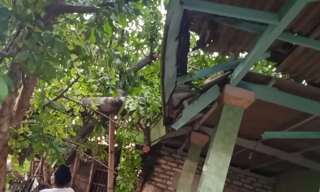 Puluhan Rumah Warga di Pamekasan Rusak Parah Diterjang Hujan dan Angin Kencang