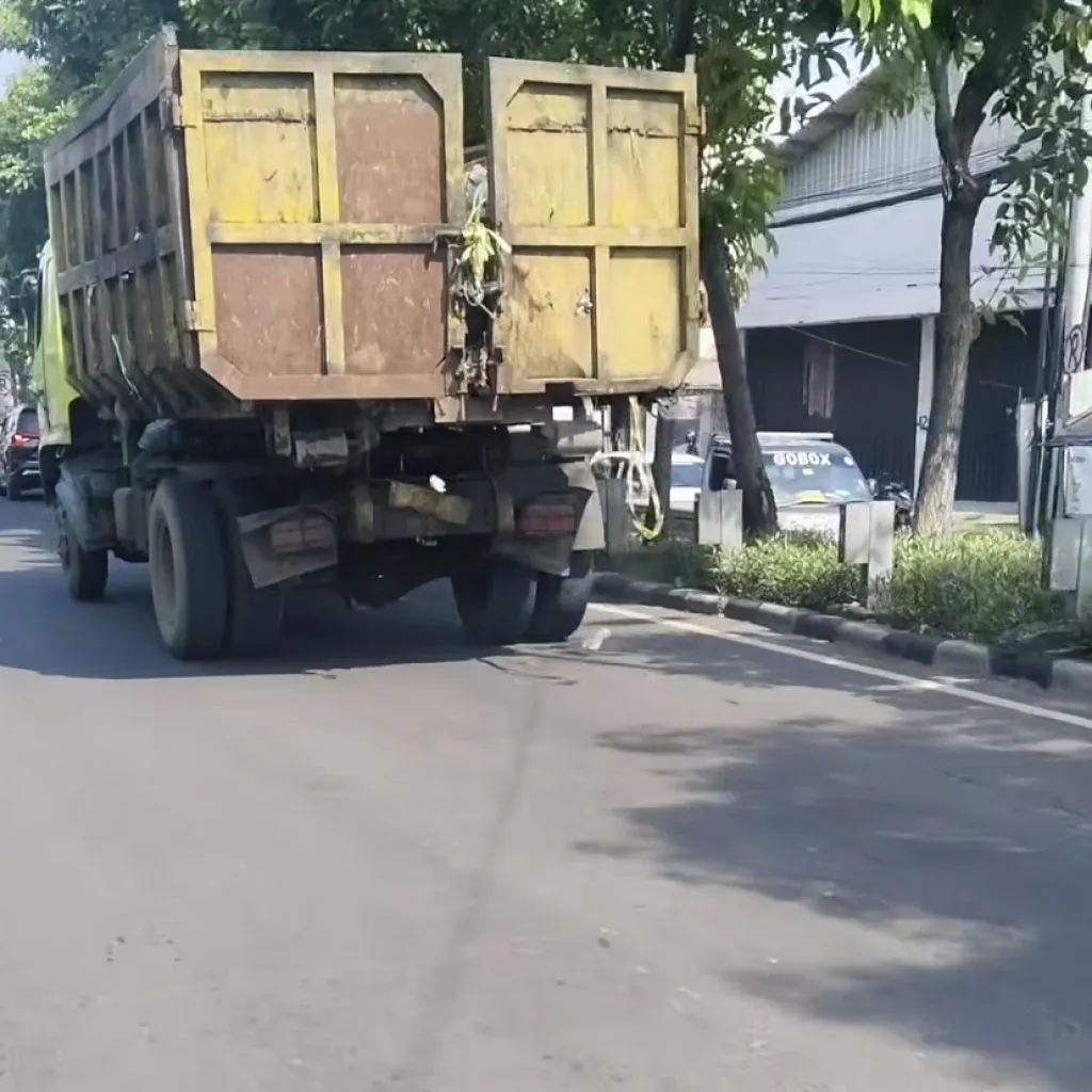 Baca juga : Viral Truk Bawa Sampah Berserakan, DLH Surabaya: Armada Pengangkut Wajib Tertutup dan Laik Jalan
