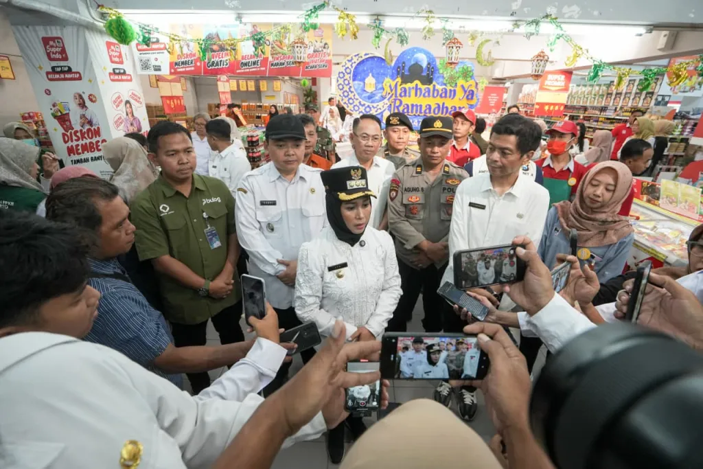 Wali Kota Mojokerto Sidak Pasar dan Swalayan Pastikan Harga dan Keamanan Pangan Jelang Idul Fitri