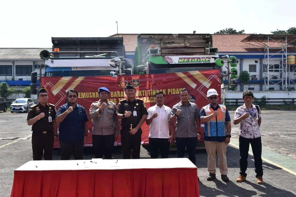 100 Ton Pupuk Ilegal Dimusnahkan, Kejari Tanjung Perak Bongkar Ancaman Nyata bagi Petani