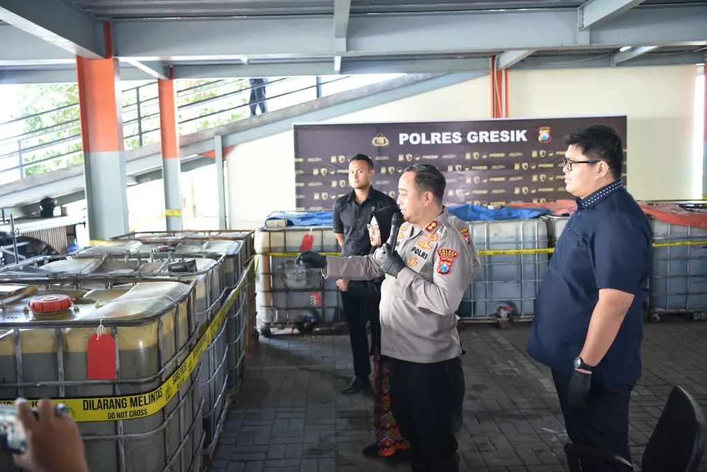 Polisi Bongkar Penimbunan 17 Ribu Liter Solar Subsidi di Gresik, Satu Pelaku Residivis Ditangkap
