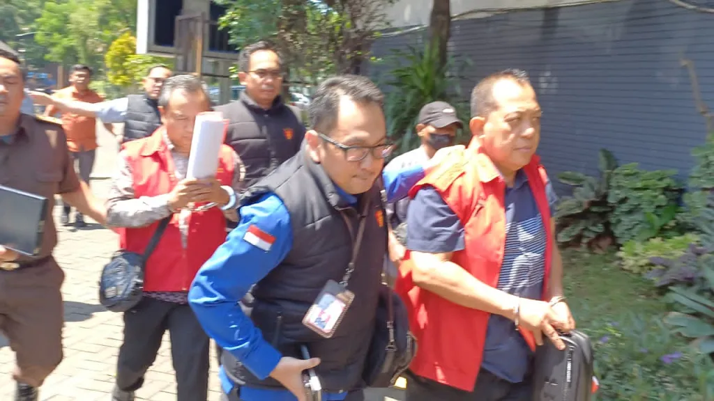 Baca juga : Kejati Jatim Tetapkan Tiga Tersangka dari Internal Dinas ESDM