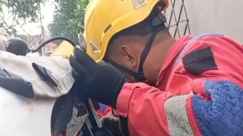 Bikin Heboh! Bayi Terkunci Dalam Mobil, DPKP Gercep Lakukan Evakuasi
