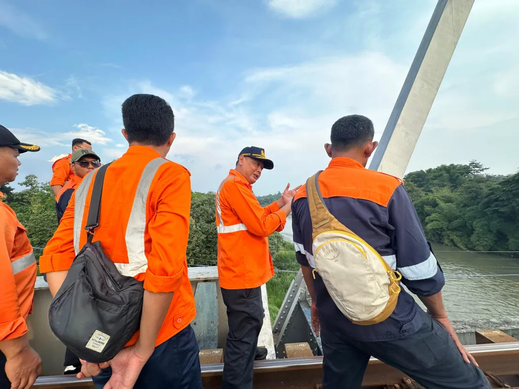 KAI Daop 7 Madiun Rutin Lakukan Pengecekan Sarana dan Prasarana dengan Lori Dresin