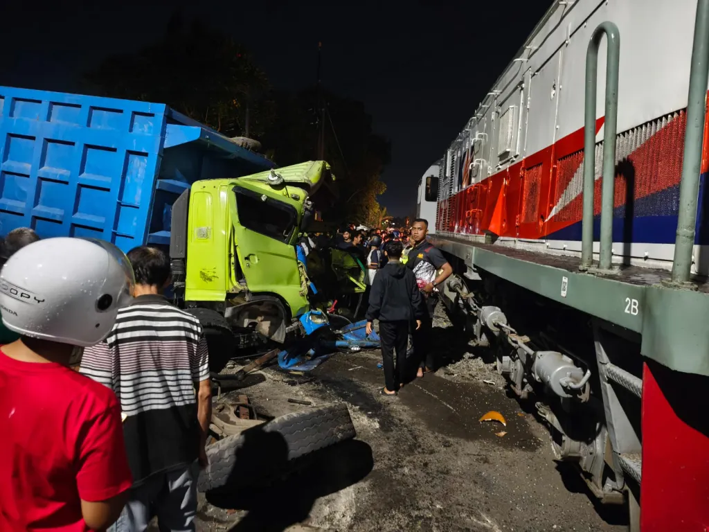 Terobos Palang Pintu Rel KA, Truk Muatan Pasir Tertemper KA CL Dhoho Kota Blitar