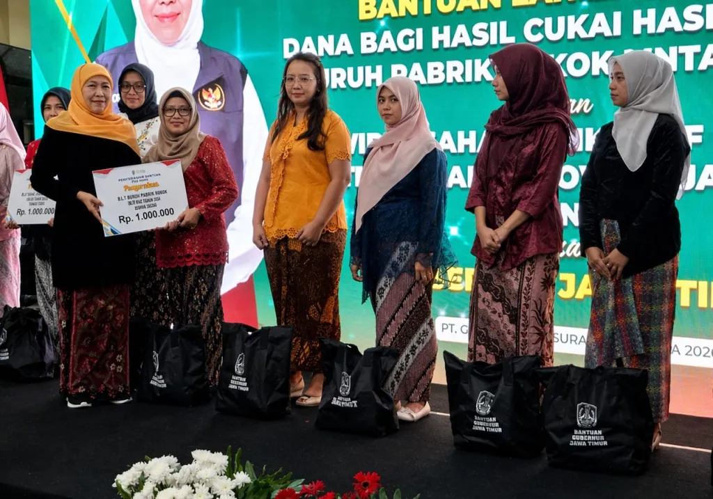 Momen Hari Kartini, Khofifah Salurkan Bantuan DBHCHT untuk Buruh Rokok dan Pelaku Usaha Perempuan