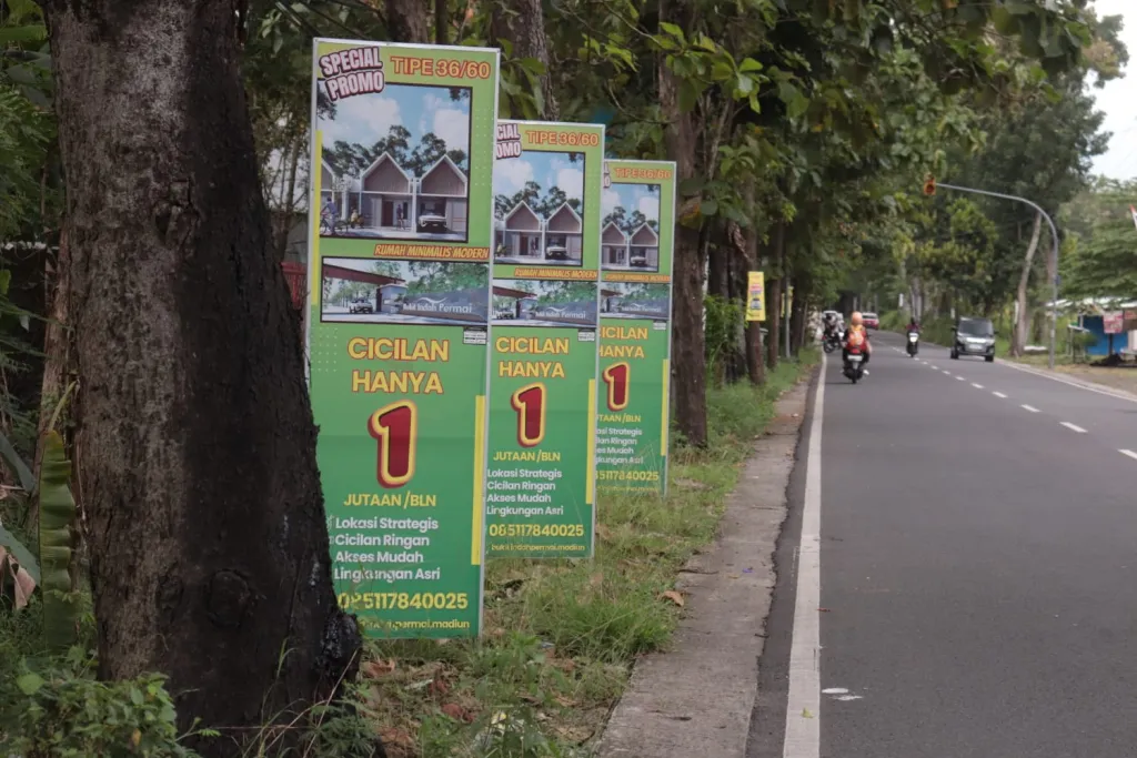 Baca juga : Diduga Tebang Pilih Penertiban Reklame, Kinerja Satpol PP Kabupaten Madiun Dipertanyakan ‎