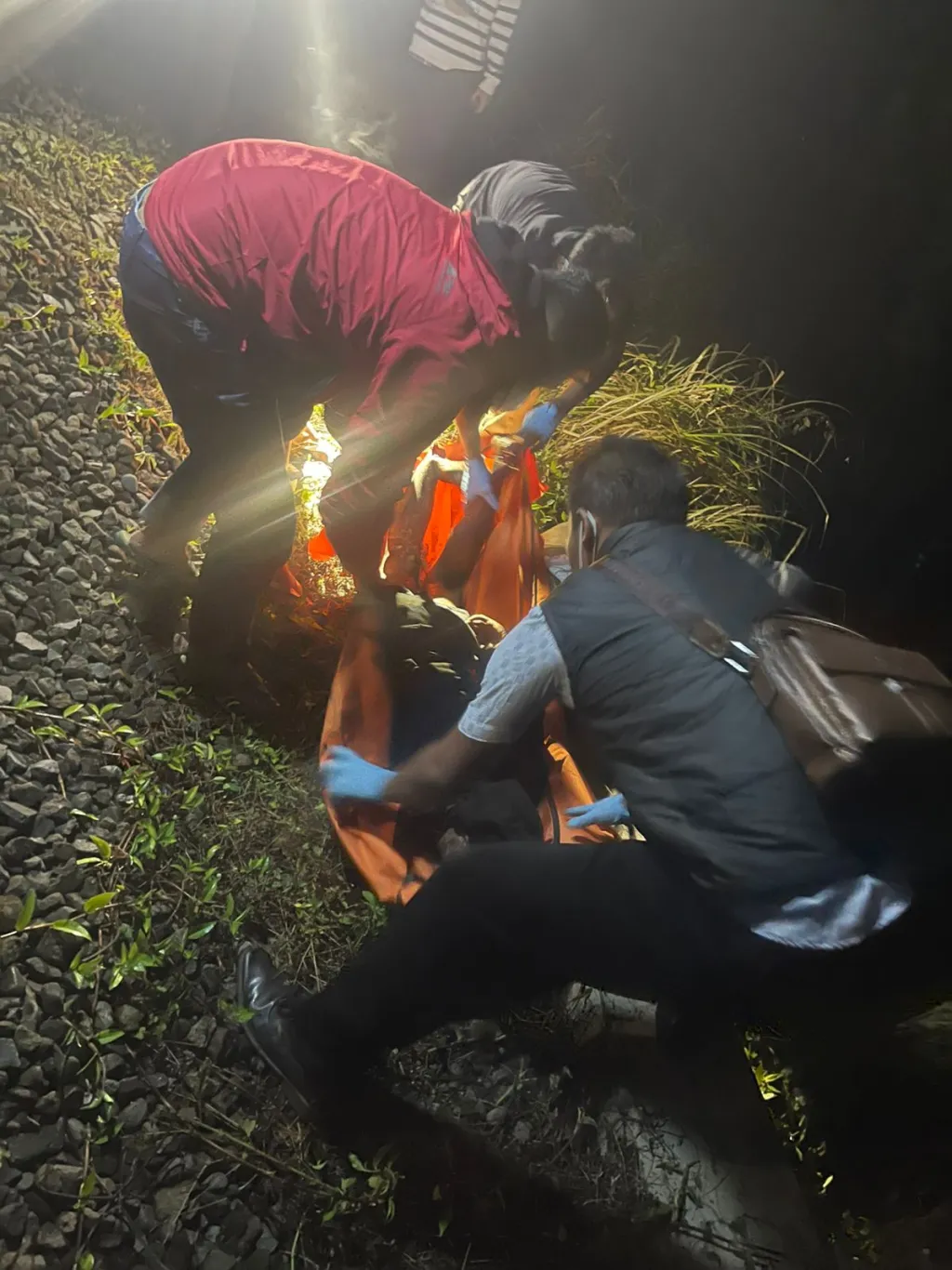 Diduga Sengaja Temperkan Diri KA di Pintasan KM 102 +00 Pria Bujanga Tewas di TKP