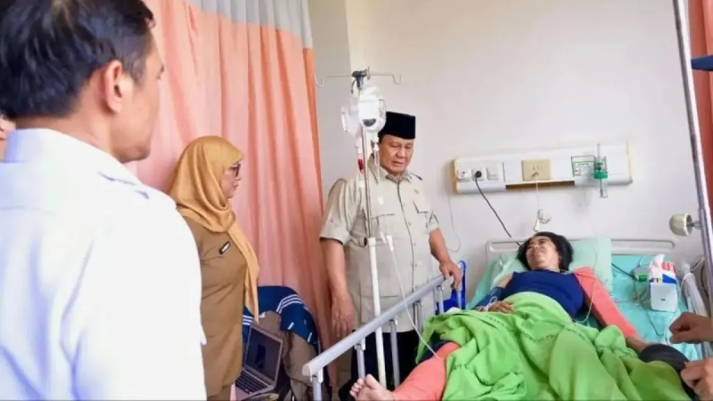 Presiden Prabowo, Jenguk Korban Didampingi Sekab Teddy