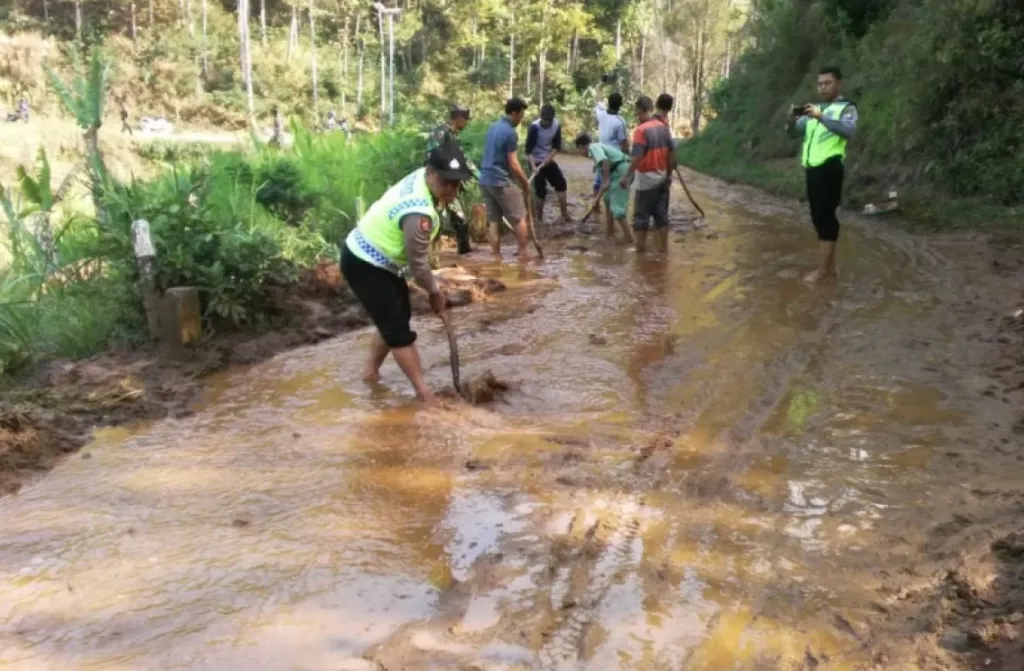 Akses Pudak-Pulung Ponorogo Diterjang Longsor, Tak Ada Korban Jiwa dan Materi