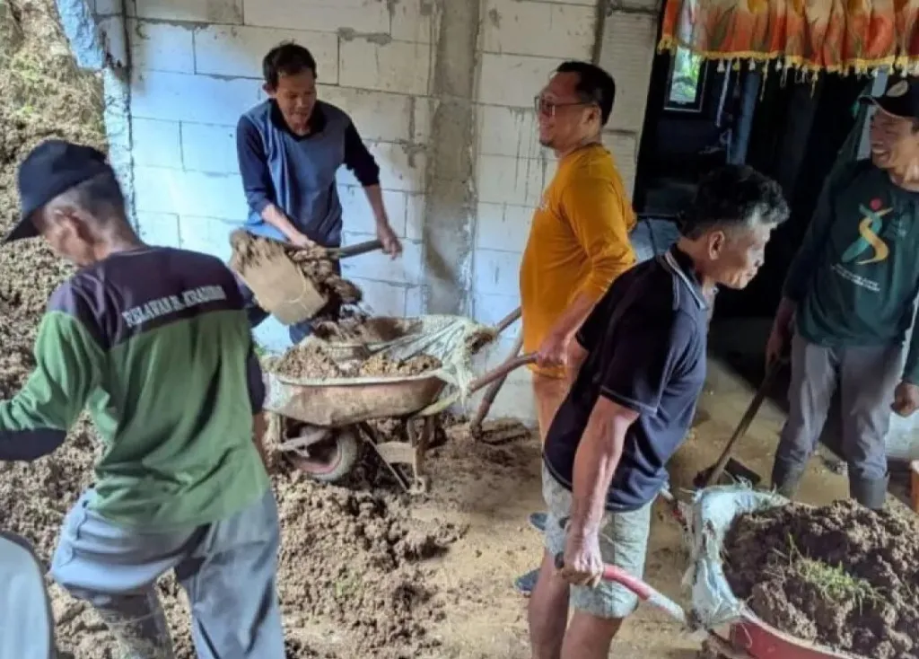 Diterjang Hujan Angin Kencang: Petugas Gabungan Bersihkan Material Longsor di Tulungagung, Tak Ada Korban Jiwa