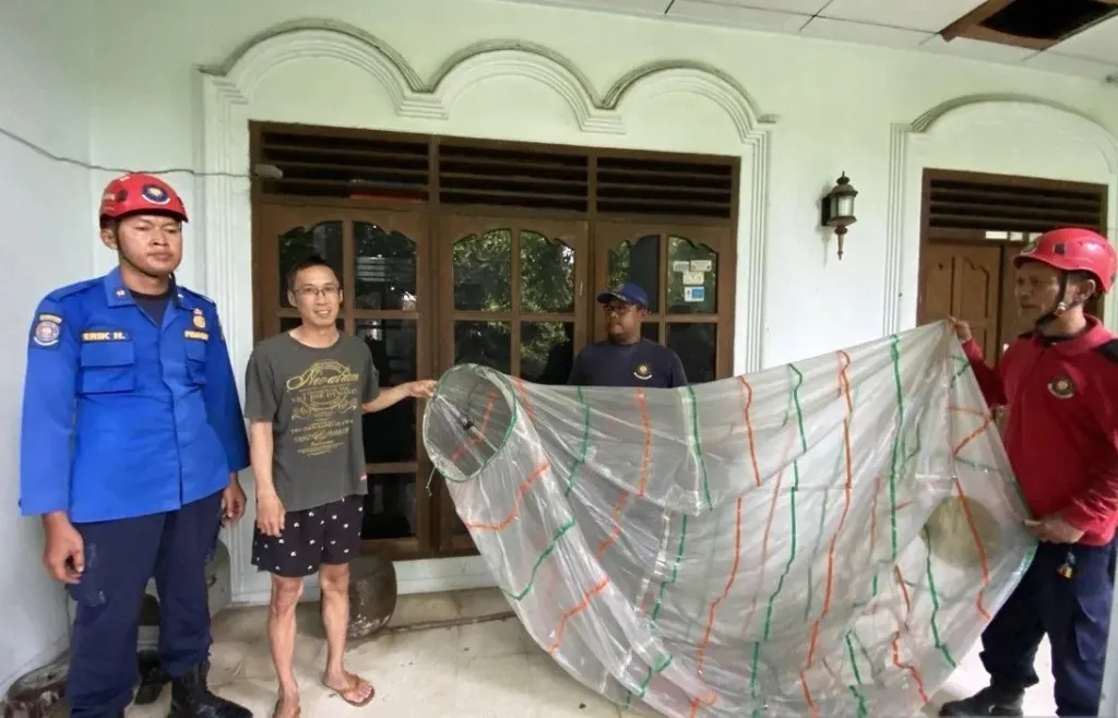 Tersangkut Kabel Listrik, Damkar Tulungagung Gercep Evakuasi Balon Udara Berukuran 2,5 Meter