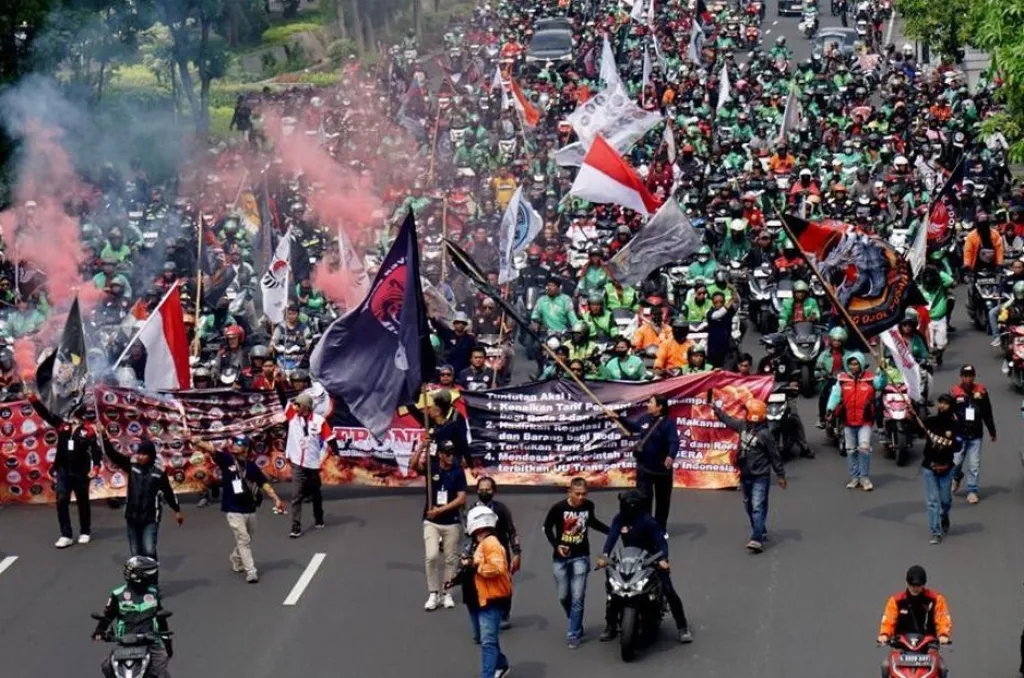 Imbas Aksi Demo Ojol di Surabaya, Aktivitas Lalin Padat dan Kendaraan Dialihkan dari Raya Darmo