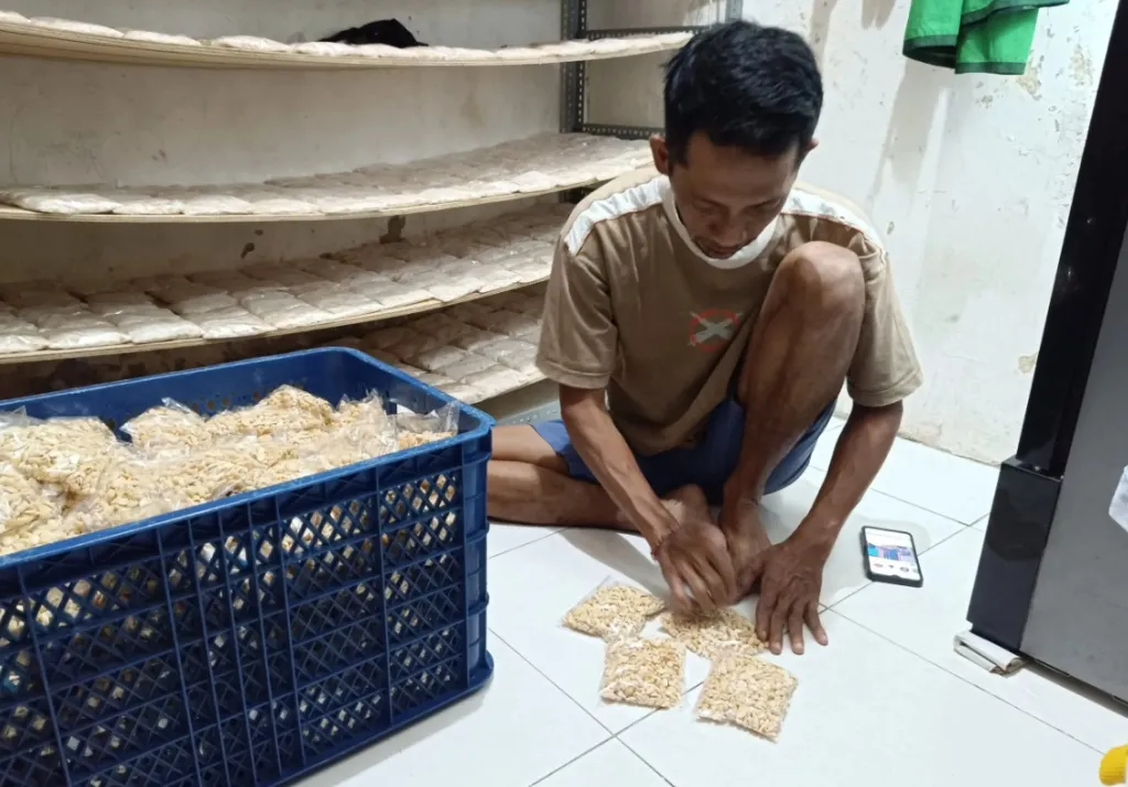 Baca juga : Harga Kedelai Impor Naik Imbas Konfilik Geopolitik, Perajin Tempe di Surabaya Pilih Perkecil Ukuran