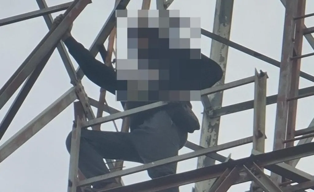 Baca juga : Gegara Masalah Asmara, Pria Nekat Panjat Tower di Sidoarjo Diduga Depresi