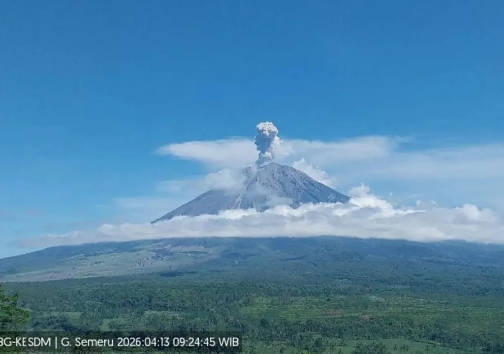 Tinggi Letusan Capai 1.000 Meter, PVMBG Imbau Erupsi Gunung Semeru Masuk Status Siaga