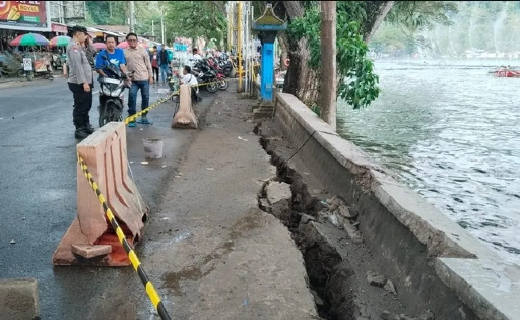 Talud Dermaga Telaga Ngebel Ambles hingga 15 Meter, Kerugian Ditaksir Capai Rp 20 Juta