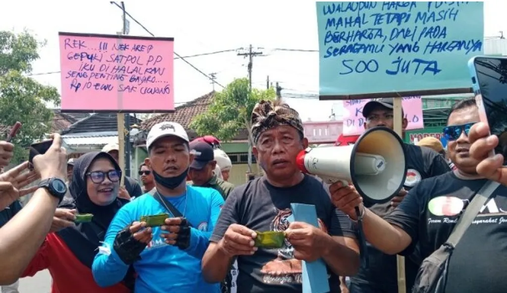 Di Tengah Program Efisiensi, Warga Jombang Kritik Pedas Seragam DPRD saat Harga Kedelai dan Plastik Melonjak