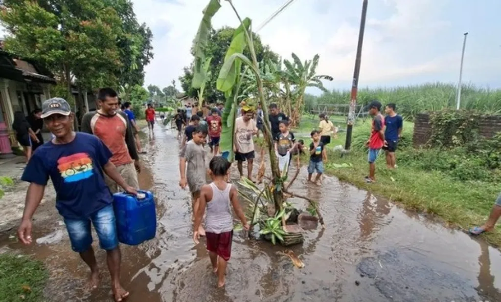 Baca juga : Geram Tak Diperbaiki! Warga Nganjuk Gelar Aksi Protes ‘Tanam Pohon Pisang-Tebar Ikan’ di Jalan Rusak