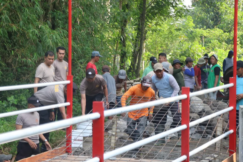 Dengan Presisi Untuk Negeri, Polres Blitar Kota bersama Masyarakat Bangun Jembatan Merah Putih