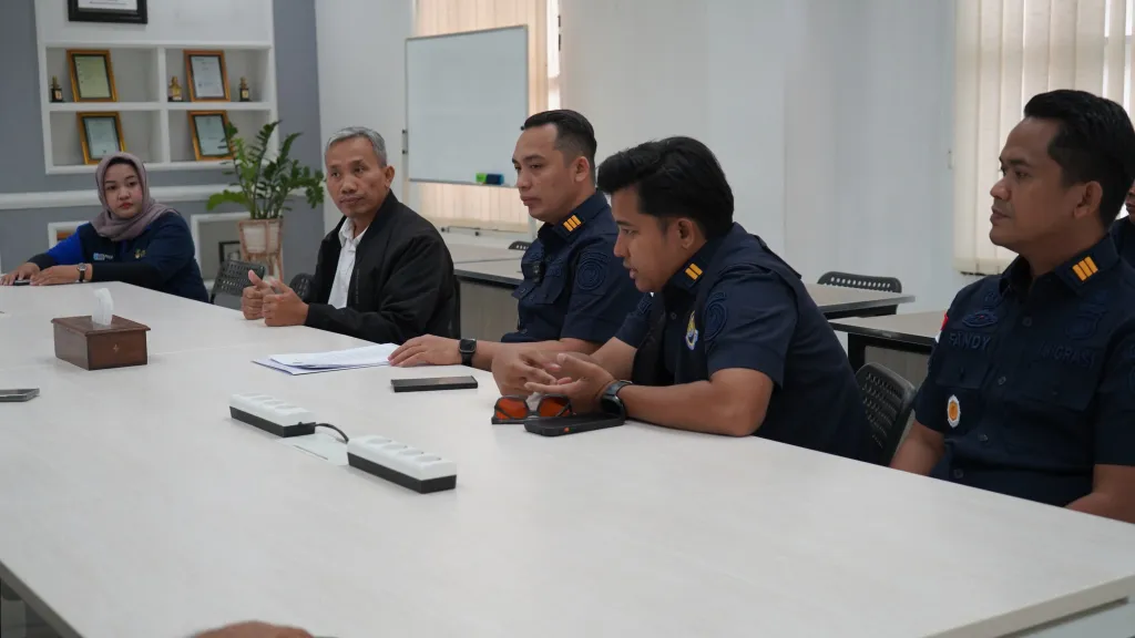 Kantor Imigrasi Kelas II Non TPI Blitar bersama Timpora Gelar Operasi di Kawasan Industri PG Rejoso Manis Indo