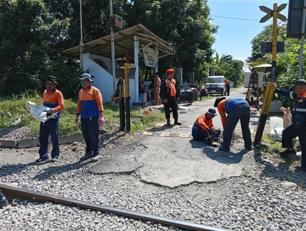 Slogan BERTEMAN, KAI Daop 7 Madiun Tingkatkan Keselamatan dengan Normalisasi Jalur Wilayah Blitar