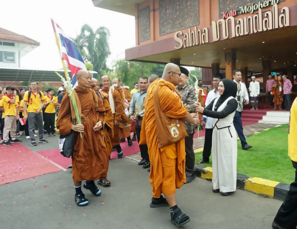 Biksu Thudong dari Empat Negara Singgah di Kota Mojokerto, Jadi Potret Toleransi Jelang Waisak