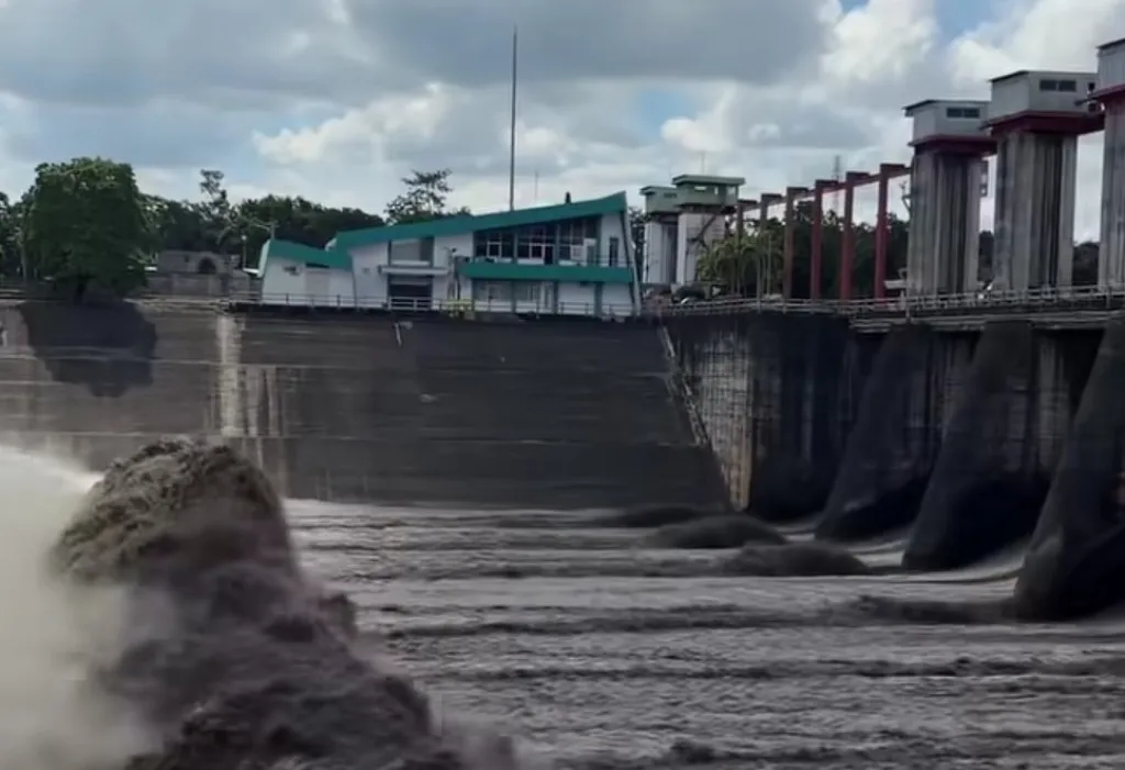 Salah Satu korban Hanyut Deras Aliran Sungai Brantas Masih Dilakukan Pencarian