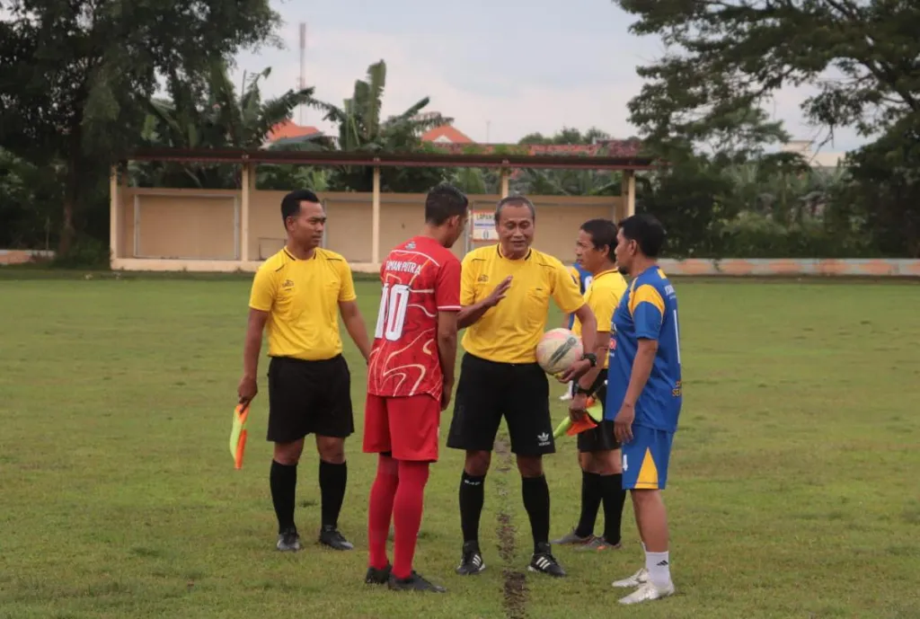 Hujan Warnai Duel Grass 2000 vs Taman Veteran, Laga Silaturahmi Berakhir Imbang 1-1