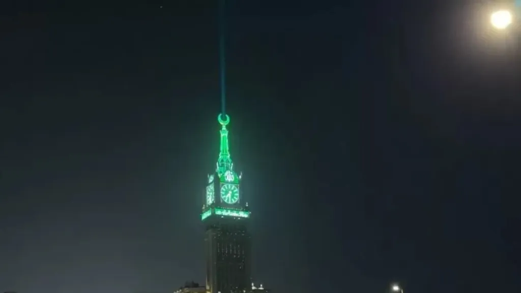 Baca juga : Makkah Clock Tower, Keluarkan Cahaya Hijau, Tanda Awal Bulan Hijriah