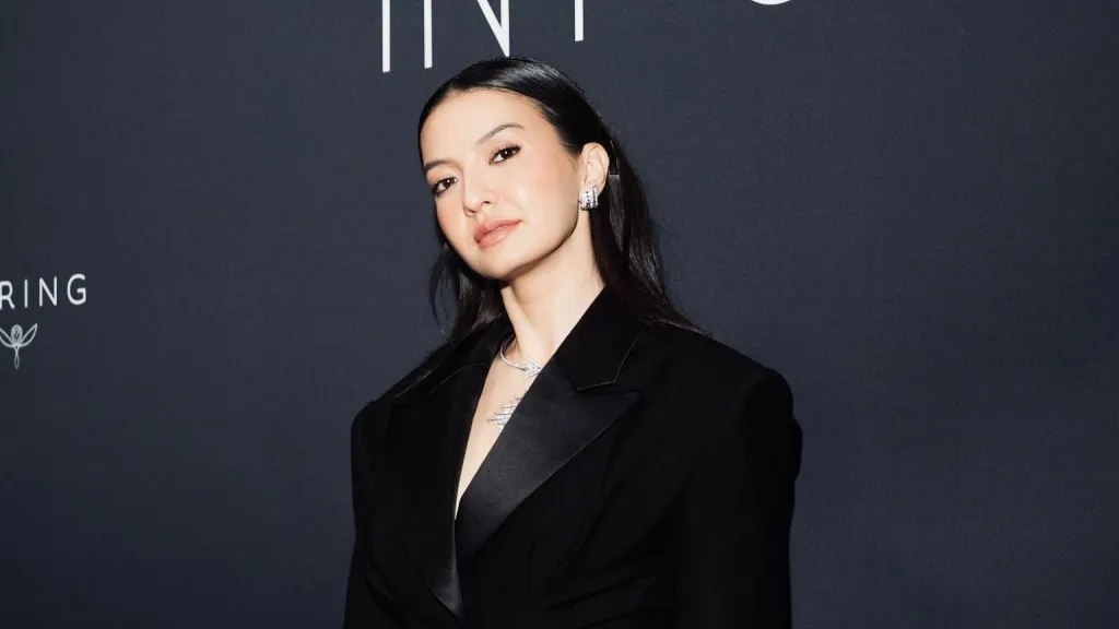 Baca juga : Raline Shah Kembali Hadiri Festival Film Cannes 2026 Melalui Kolaborasi Bersama Red Sea Film Foundation, Chopard, dan Bo