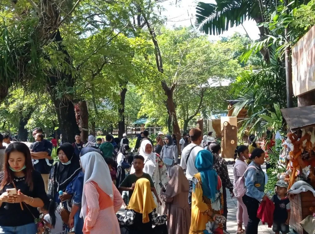 Momentum Libur Panjang, Kebun Binatang Surabaya Dipadati Pengunjung