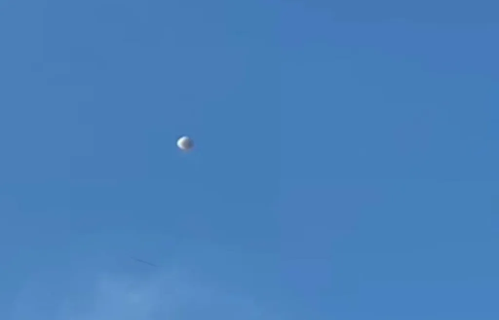 Viral! Penampakan Objek Misterius Mirip UFO Terbang di Langit Coban Rais Kota Batu
