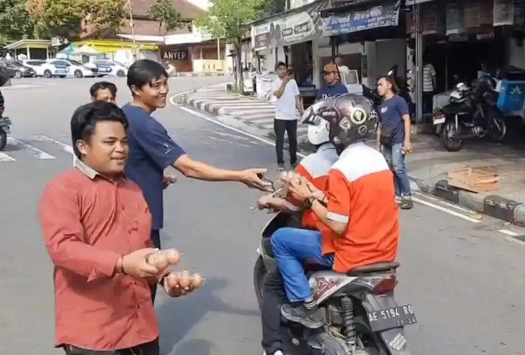 Harga Terjun Bebas, Peternak Magetan Gelar Aksi Protes Bagi-bagi 3 Ton Telur Gratis ke Jalanan