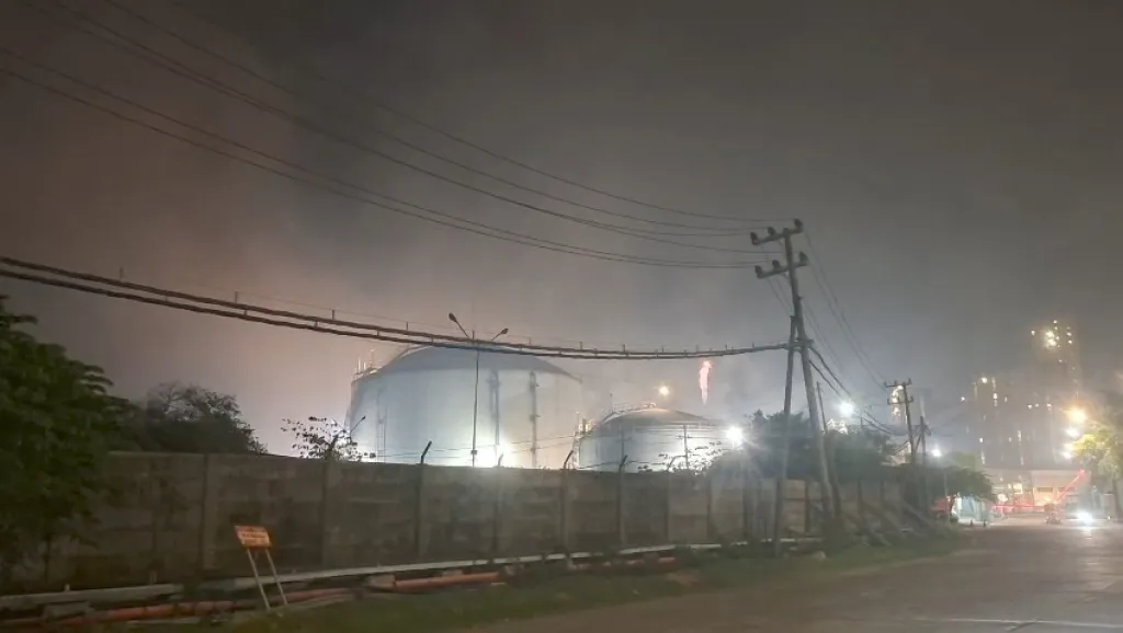 Suara Gemuruh dan Bau Amoniak Diduga dari Pabrik Petrokimia Gresik Bikin Warga GKB Resah