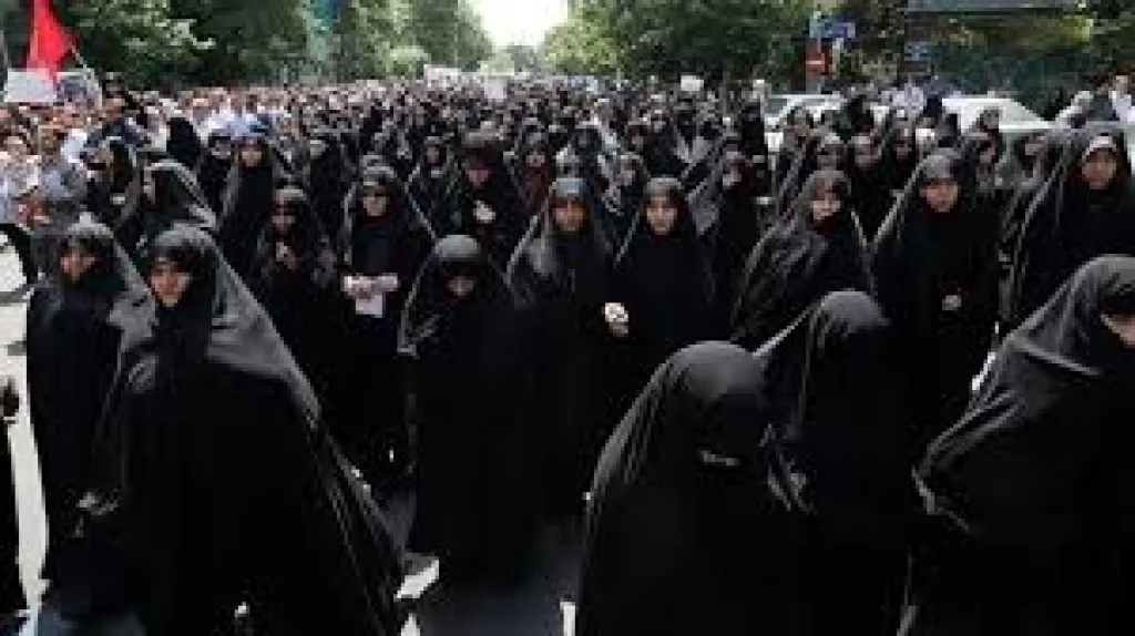 Perempuan Iran Berkerudung Hitam Turun ke Jalanan