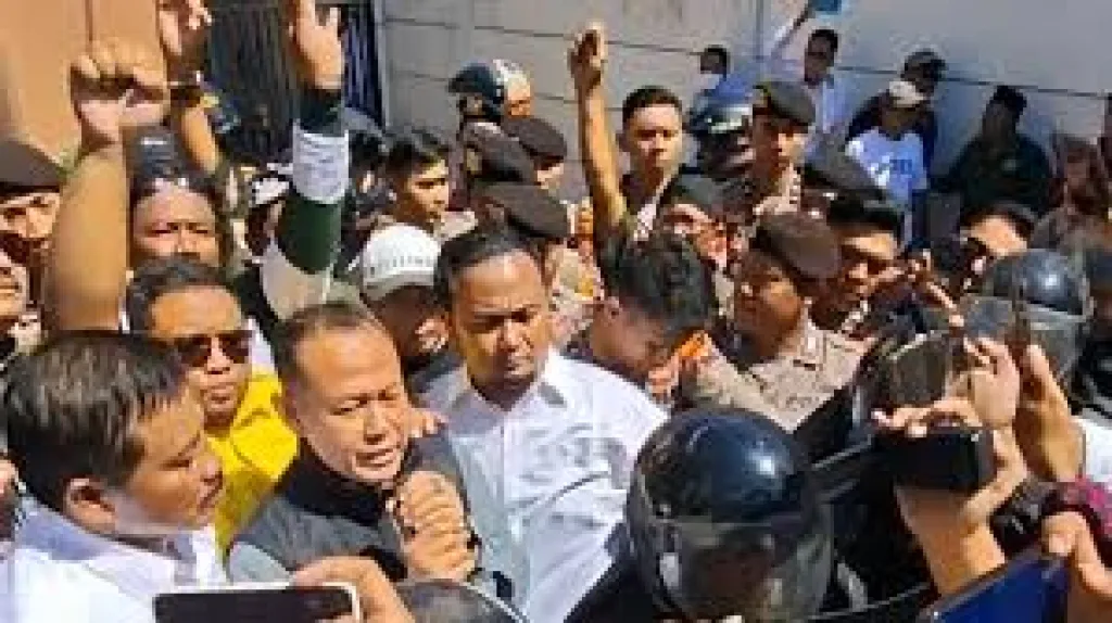 Pendukung Eks Bupati Pati, Tarik Seragam Petugas KPK