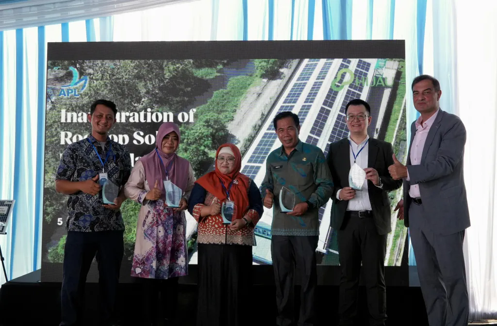 APL Resmikan Pembangkit Listrik Tenaga Surya (PLTS) Atap di Fasilitas Jawa Timur