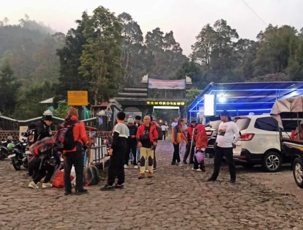 Lakukan Tirakatan Sura, BPBD Catat 500 Pendaki Berbondong-bondong Datangi Gunung Lawu