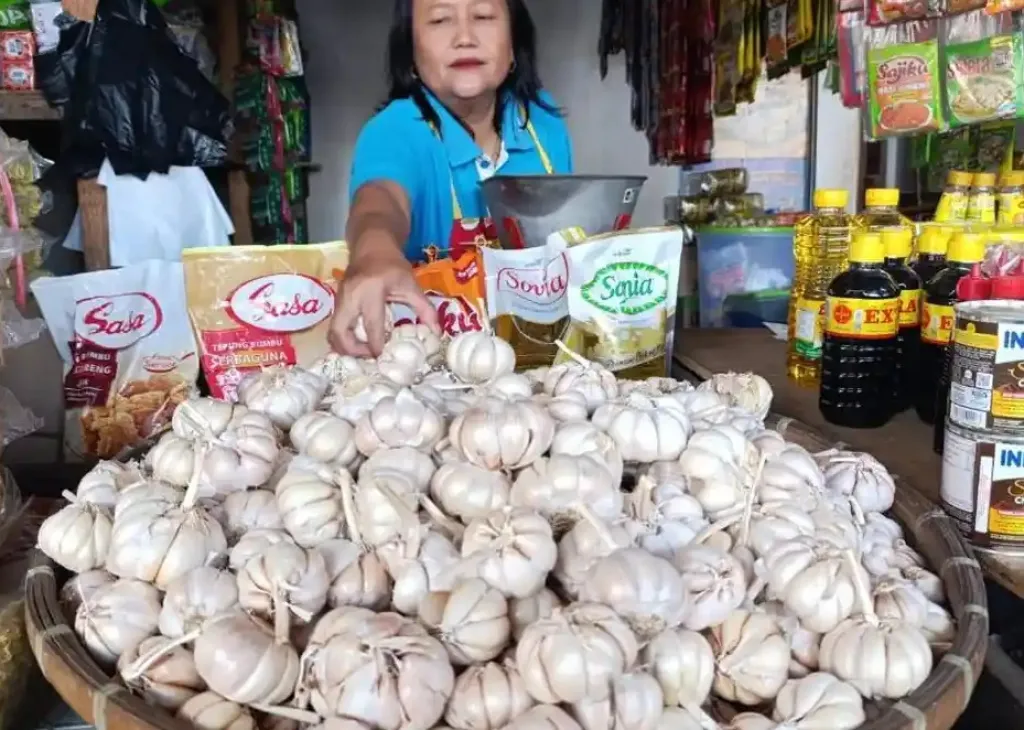 Kewalahan Jual Dagangan, Harga Bawang Putih di Ponorogo Tembus Rp38 Ribu per Kg