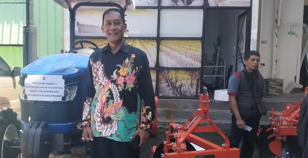 Tingkat Hasil Panen Petani Desa Tanjekwagir Dapat Bantuan Traktor Roda Empat.