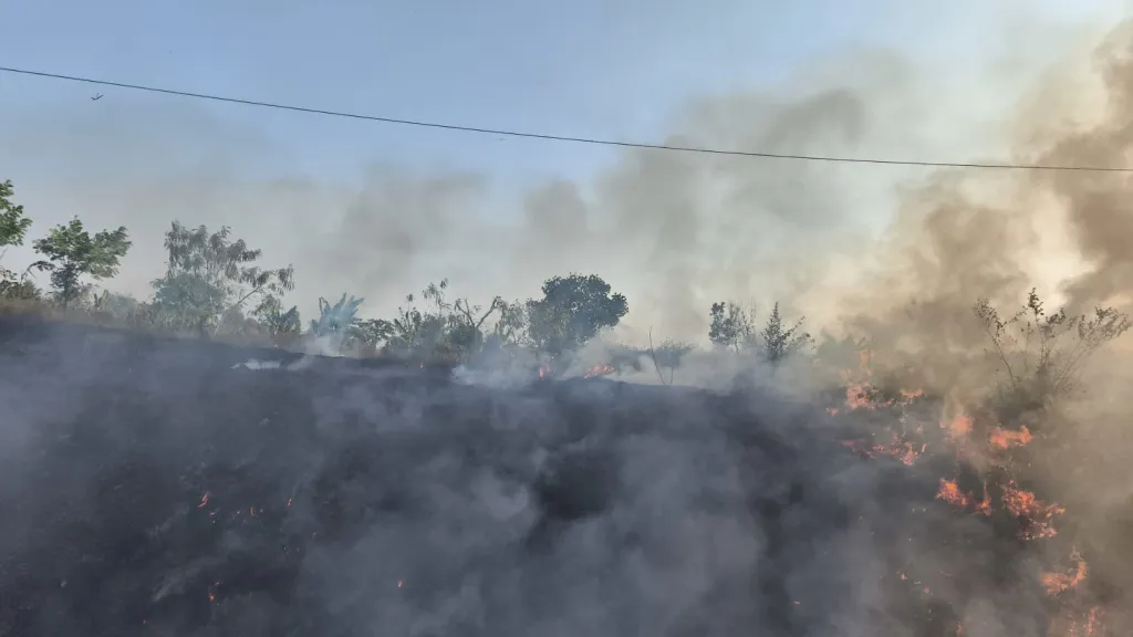 Bahayakan Perjalanan KA, KAI Daop 7 Imbau Masyarakat Tidak Bakar Sampah Dekat Jalur Rel