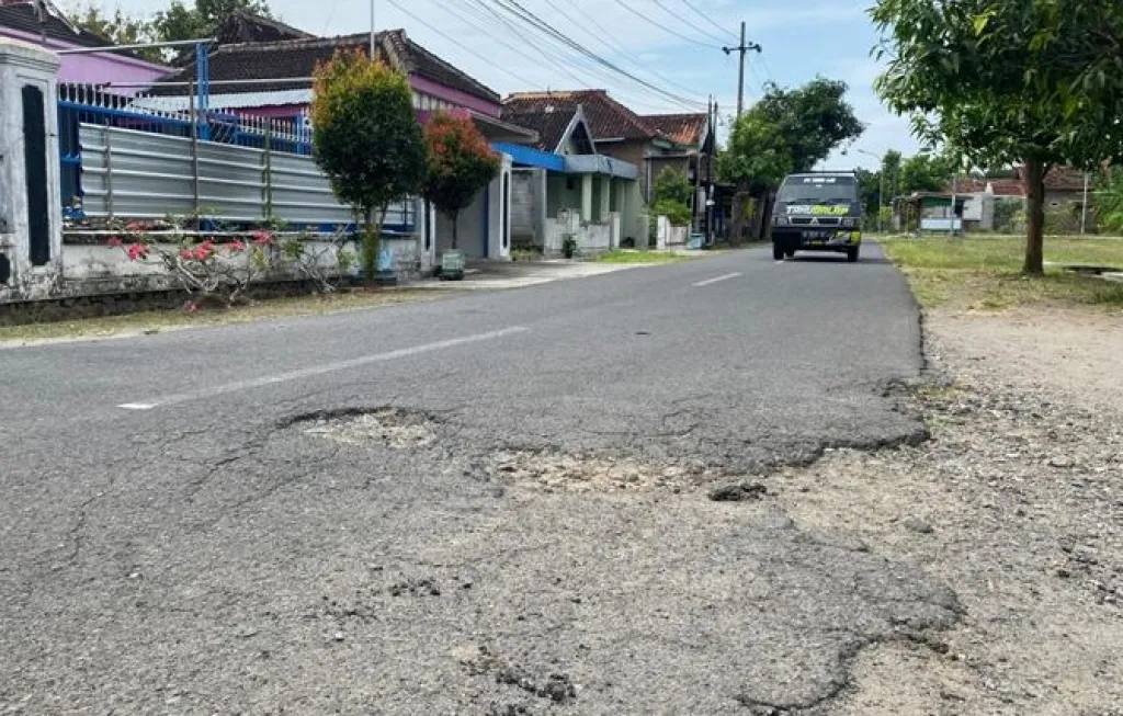 Perbaiki Jalan Rusak, Pemkab Madiun Gunakan Cor Beton Imbas Kelangkaan Aspal Nasional