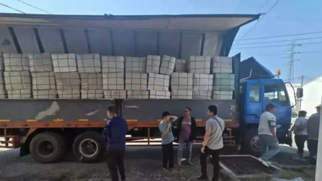 Baca juga : BNN Gerebek Gudang di Kawasan Pergudangan Cerme, Diduga Simpan Ganja Jaringan Internasional